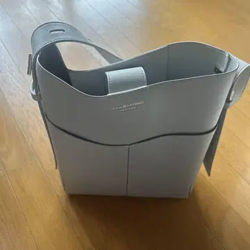 질스튜어트 라이트 그레이 가죽 숄더백