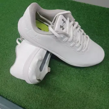 Under Armour 화이트 스파이크 28cm