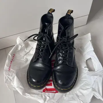 Dr. Martens 8홀
