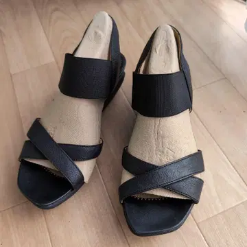 Clarks 크로스 스트랩 샌들