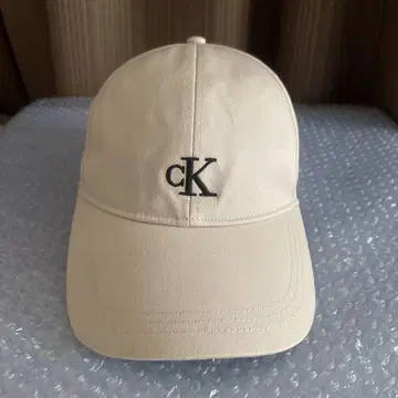 CALVIN KLEIN cK 로고 자수 베이지 캡