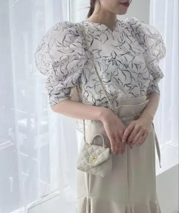 새상품급 서스티나블 오간 프린트 블라우스 아이보리