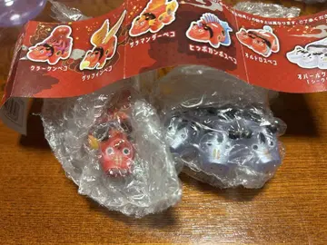 물고기 피규어 빨간색과 보라색 캡슐 토이