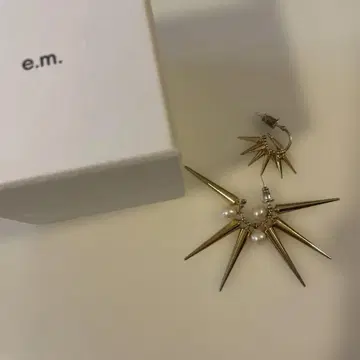 e.m. 스터드 귀걸이