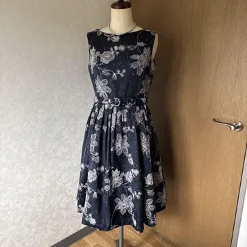 Place Departure 꽃무늬 자수 플레어 원피스 로이스크레용