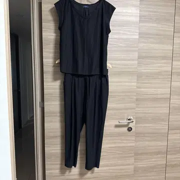 블랙 셋업 상의와 팬츠