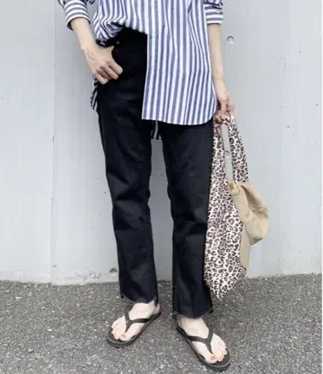 FRAMeWORK 프레임워크 밑단 슬릿 데님 크롭 팬츠 블랙