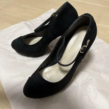 블랙 스웨이드풍 하이힐 반짝이는 라메 스트랩 L 펌프스