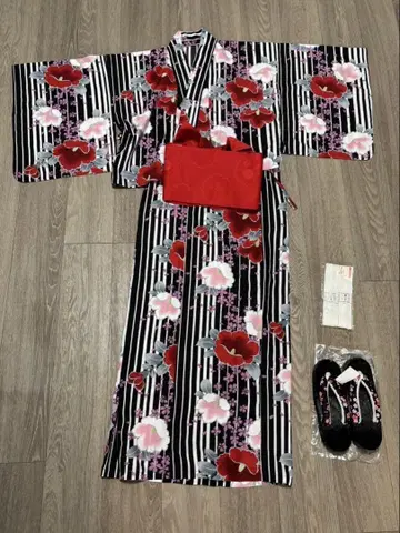 블랙과 레드 꽃무늬 유카타, 오비, 일본 나막신, 허리끈 4종 세트