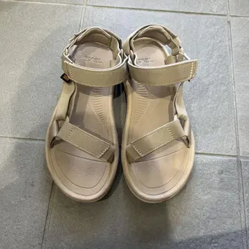 Teva 베이지 스포츠 샌들