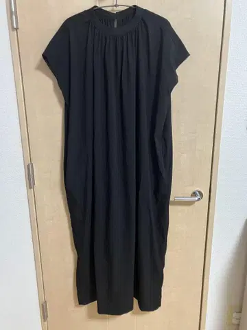 블랙 롱 원피스 프렌치 슬리브 반팔 백 버튼