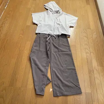 후드 부착 크롭 상의와 팬츠 셋업
