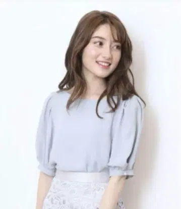 아푸와이제리셰 반팔 퍼프 슬리브 블라우스