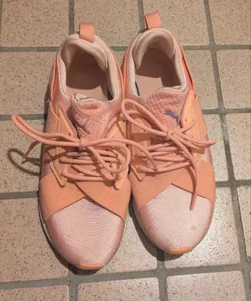 새상품급 PUMA 새틴 핑크 x 밴딩 벨트 스니커즈