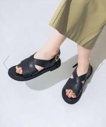 블랙 크로스 스트랩 샌들
