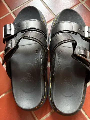 Dr.Martens MYLES 샌들