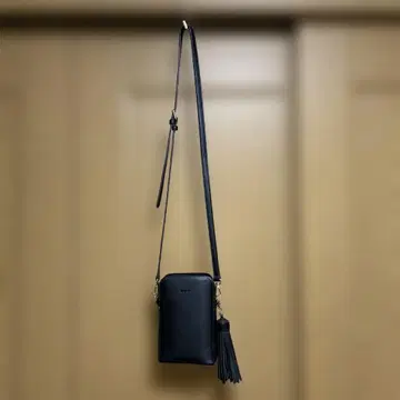 블랙 숄더백 태슬 장식