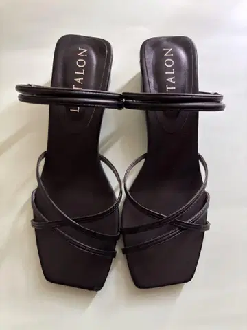 LE TALON 블랙 스트랩 샌들