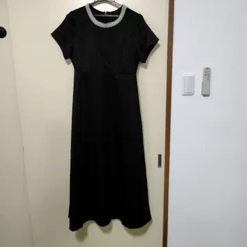 비즈가 달린 블랙 반팔 롱 원피스