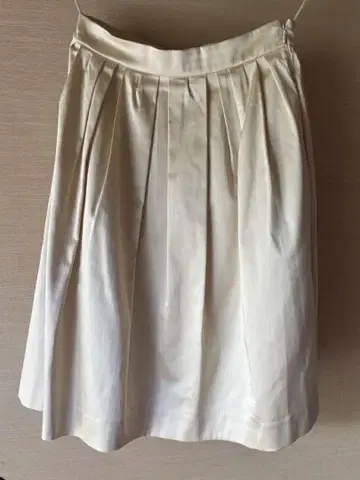 아이보리 플레어 스커트 무릎 기장 플리츠