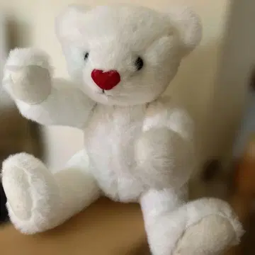하얀 봉제 인형 빨간 코