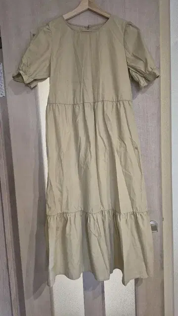 베이지 티어드 반팔 롱 원피스