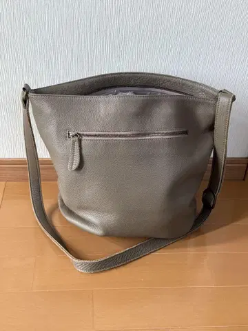 새상품급 '부드러운 그레이지 숄더백 - 외부 포켓 부착 -'
