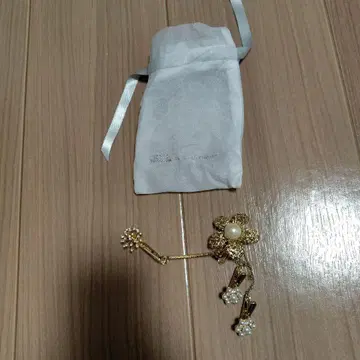 질스튜어트 스톨 클립
