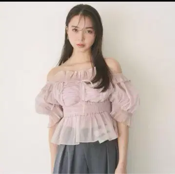 snidel 스나이델 개더 프릴 오프숄더 블라우스