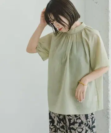 'UR GREEN' 하이넥 블라우스