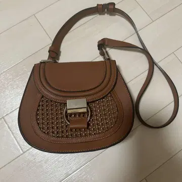 zara 브라운 꼬임 디자인 숄더백