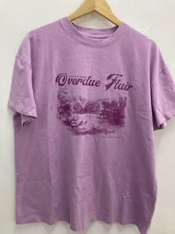 Overdue Flair 그래픽 티셔츠 연보라색