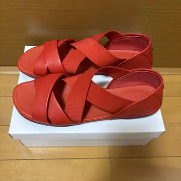 캠퍼 레드 크로스 스트랩 샌들