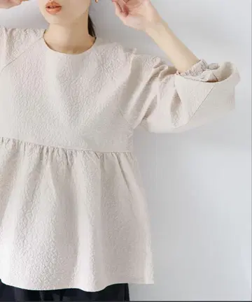 어반 리서치 사니 라벨 블라우스