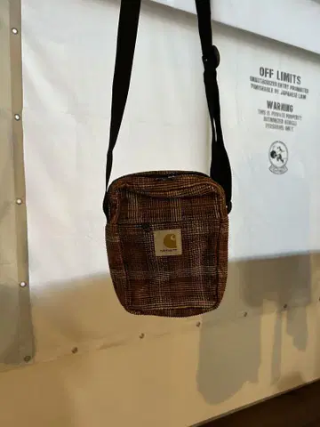 Carhartt 체크 무늬 숄더백