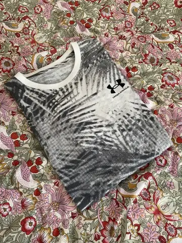 Under Armour 팜 리프 무늬 티셔츠