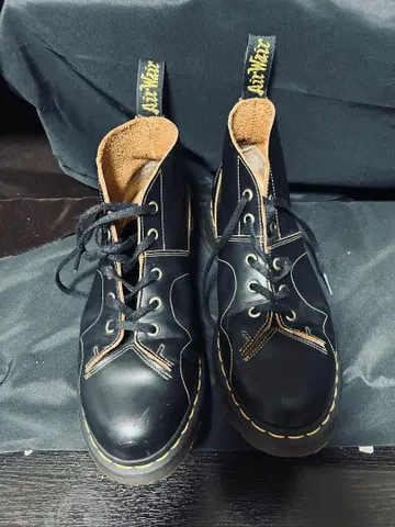 Dr. Martens 블랙 처카 부츠