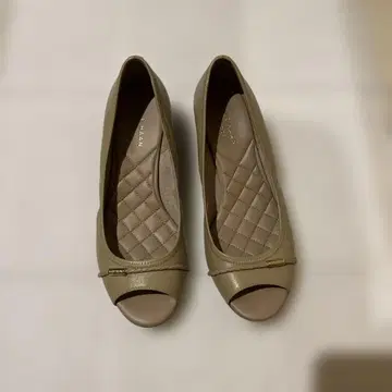 베이지 가죽 오픈토 신발