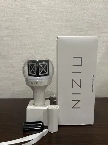 NIZIU 공식 응원봉 상자, 설명서 포함