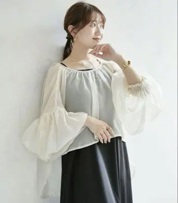 Thevon 소매 볼륨 오간자 개더 블라우스