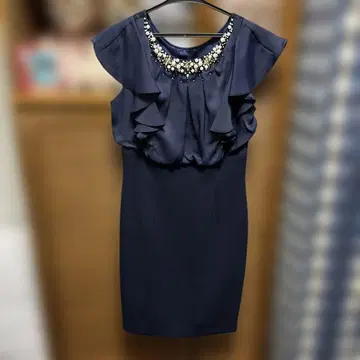 프릴 비쥬가 달린 백 리본 드레스 아푸와이저 리셰 / 자스 그리티