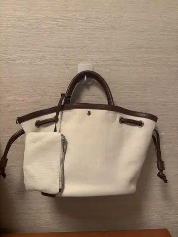 화이트 캔버스 브라운 가죽 핸드백