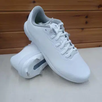 28.5cm) Under Armour 스파이크 슈즈 화이트