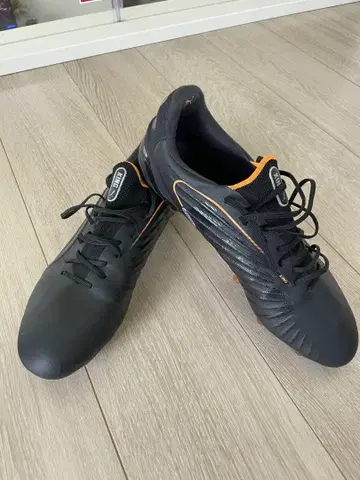 PUMA KING 블랙/오렌지 스파이크 슈즈
