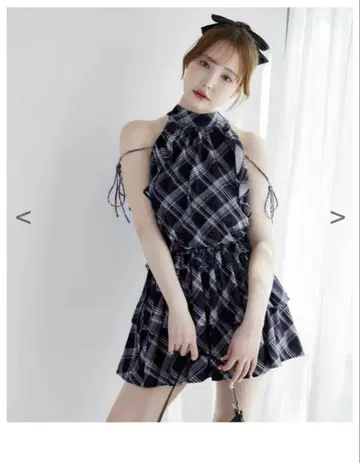 NICE CLAUP 체크 무늬 슬리브리스 원피스