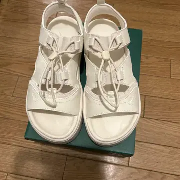 푸마 화이트 스포츠 샌들 24cm
