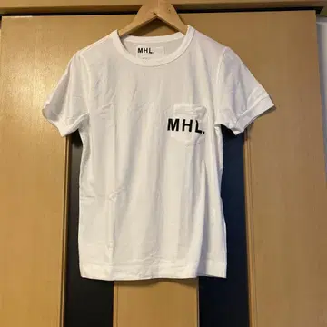 MHL. 595-7168503 포켓 T 로고 프린트 반팔 티셔츠