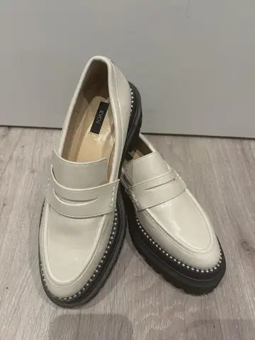 로퍼 새상품 화이트 EVOL 22.5cm