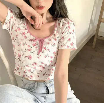 꽃무늬 리본이 포함된 크롭 티셔츠