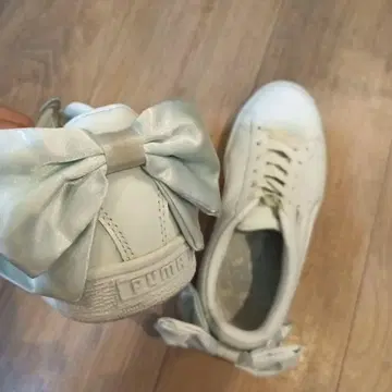 PUMA Basket 리본 포함 스니커즈